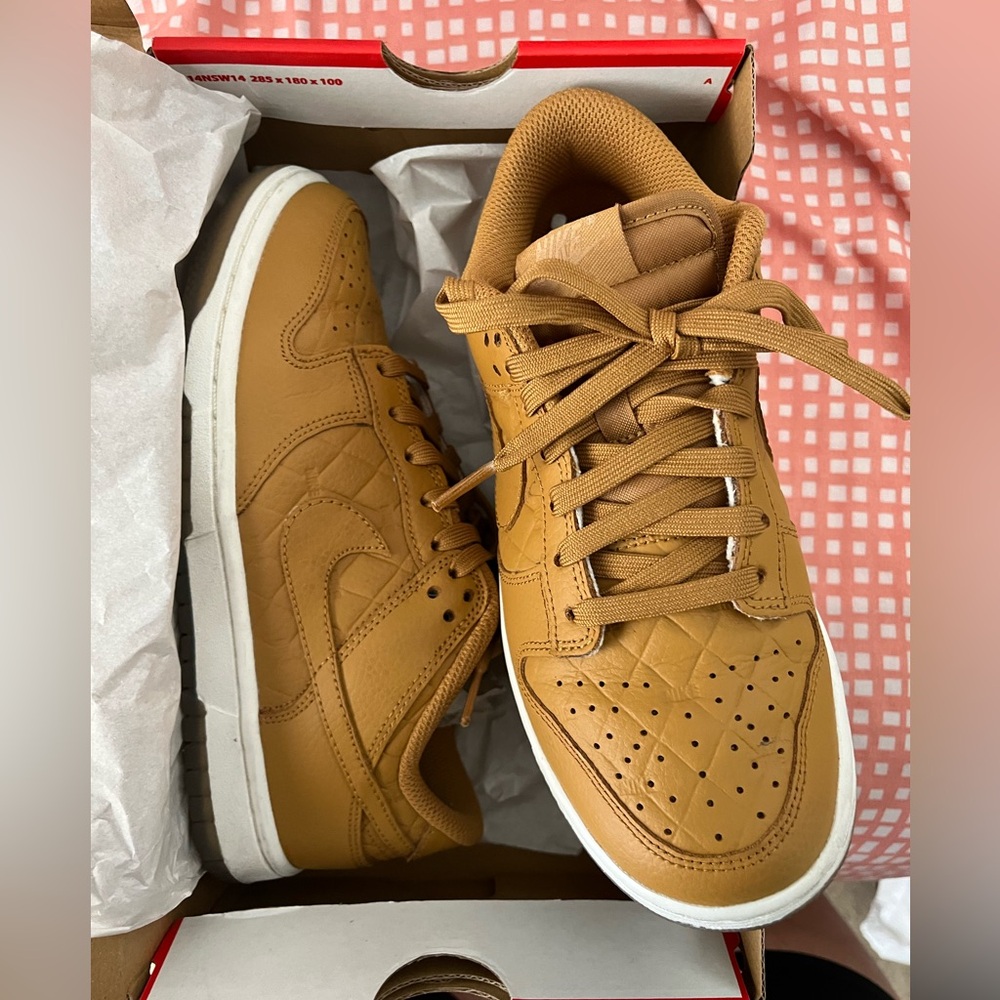 Wheat colored Nike Dunks. Neutral quilted details. Worn 3 times 9/10 condition.